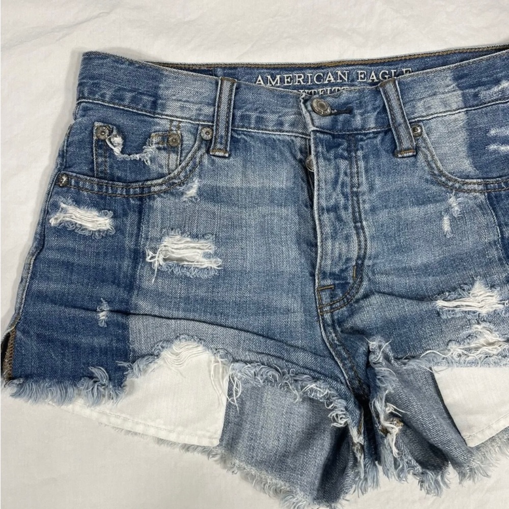 American Eagle Women Blue Distressed Buttoned Cut Off Denim Shorts Size 0 - Picture 3 of 10
